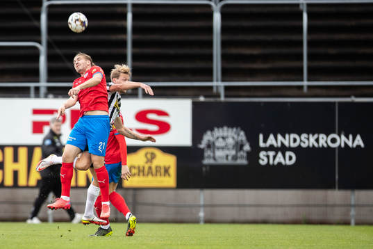 Helsingborgs Charlie Weberg och Landskronas Robin Hofsö