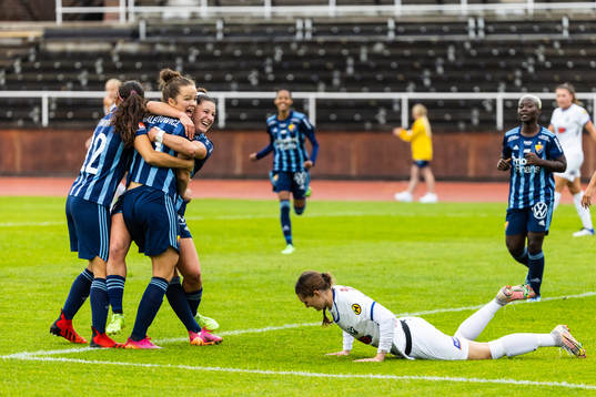 Djurgårdens Julia Walentowicz, Hayley Dowd, och Daniela