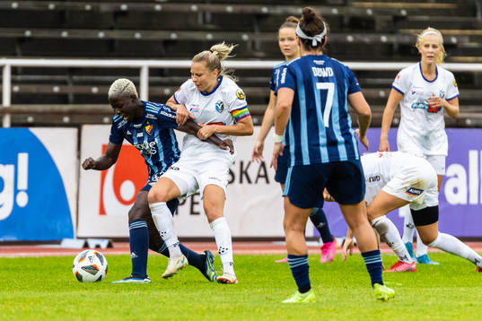 Djurgårdens Elizabeth Addo och Växjös Emmi Alanen