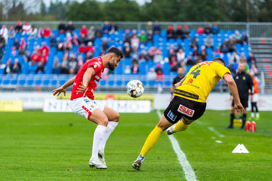 Degerfors Ferhad Ayaz och Mjällbys Max Watson