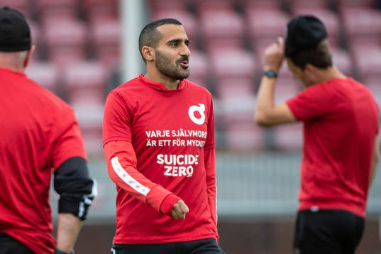 Degerfors Sargon Abraham med en t-shirt till stöd för