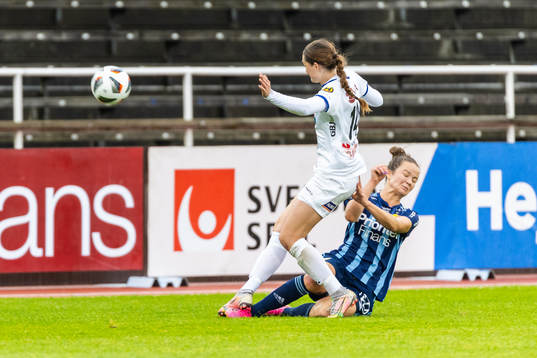 Djurgårdens Julia Walentowicz och Växjös Winonah Heatley