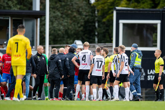 Helsingborgs och Landskronas spelare i diskussion med