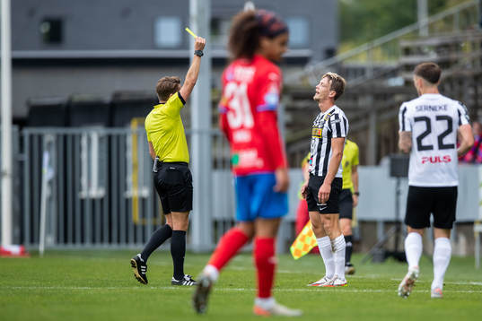 Domare Joakim Östling varnar Landskronas Robin Hofsö