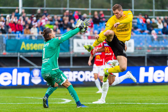Degerfors målvakt Alfie Malik Whiteman och Mjällbys Jacob