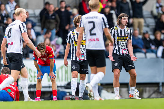 Landskronas Andreas Murbeck reagerar mot domaren