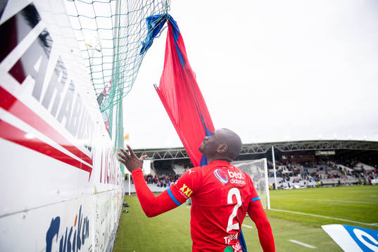 Helsingborgs Ravy Tsouka-Dozi får en flagga av supportrar