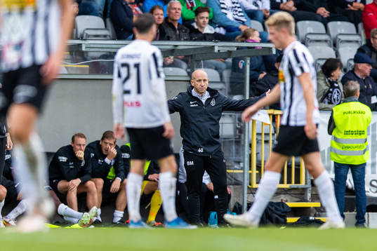 Landskronas tränare Billy Magnusson gestikulerar