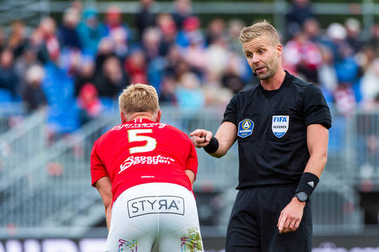 Degerfors Oliver Ekroth i diskussion med domare Glenn Nyberg