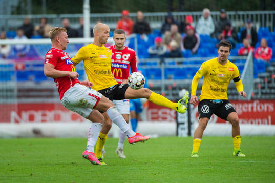 Degerfors Oliver Ekroth och Mjällbys Viktor Gustafson