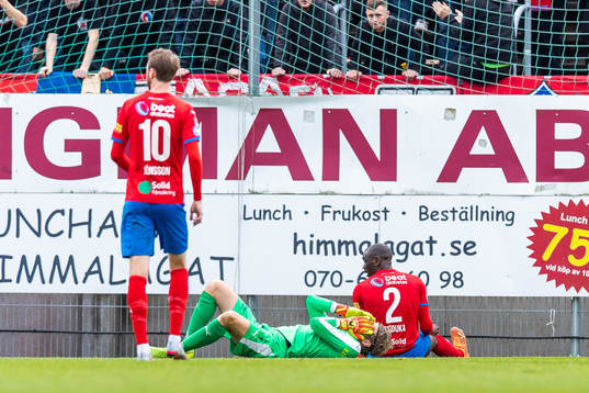 Helsingborgs målvakt Anders Lindegaard har ont