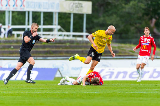 Degerfors Johan Bertilsson och Mjällbys Viktor Gustafson
