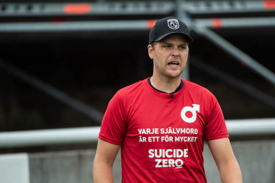 Degerfors tränare Andreas Holmberg med en t-shirt till