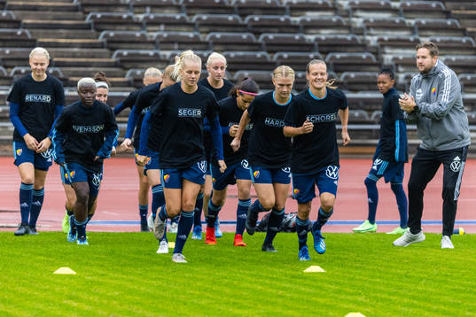 Djurgårdens spelare värmar upp