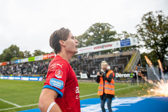 Helsingborgs Wilhelm Loeper framför en raktet som smäller