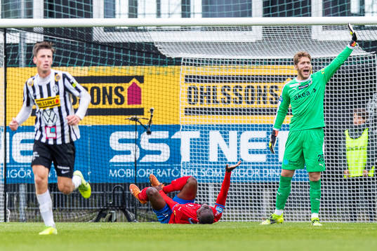 Helsingborgs Ravy Tsouka-Dozi har ont och Kalle Joelsson