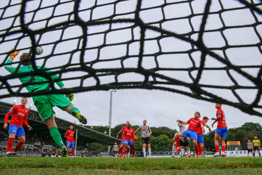 Helsingborgs målvakt Anders Lindegaard räddar