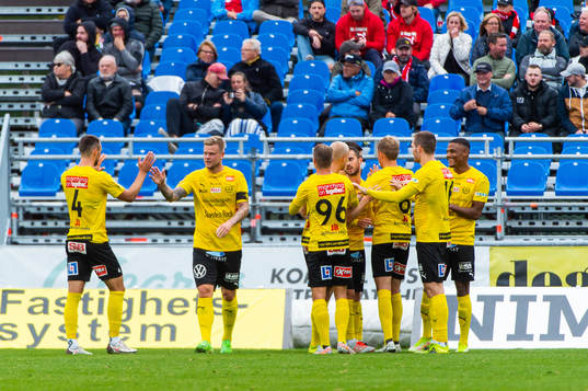 Mjällbys Kadir Hodzic jublar med lagkamrater