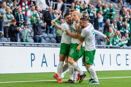 Hammarbys Gustav Ludwigson jublar med lagkamrater