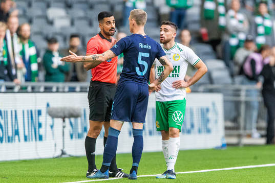 domare Mohammed Al-Hakim diskuterar med Malmö FFs Sören