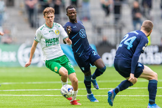 Hammarbys Williot Swedberg i kamp om bollen med Malmö FFs