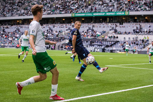 Hammarbys Williot Swedberg med err inlägg förbi Malmö