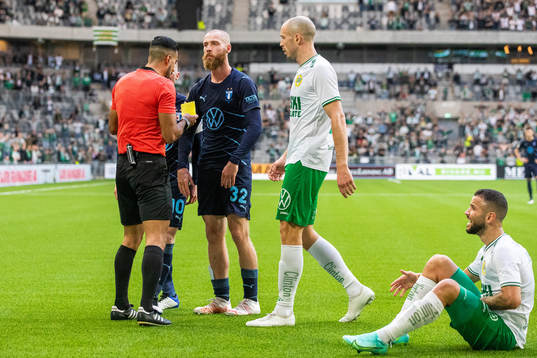 Domare Mohammed Al-Hakim varnar Malmö FFs Jo Inge Berget