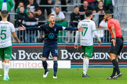 Malmö FFs Anders Christiansen reagerar på ett domslut