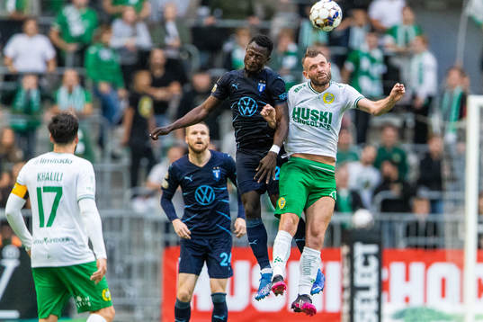 Malmö FFs Bonke Innocent och Hammarbys Mads Fenger Nielsen