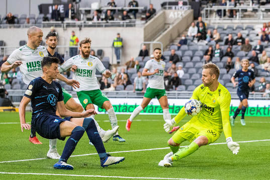 Hammarbys målvakt David Ousted räddar ett skott från