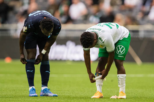 Malmö FFs Bonke Innocent och Hammarbys Akinkunmi Amoo