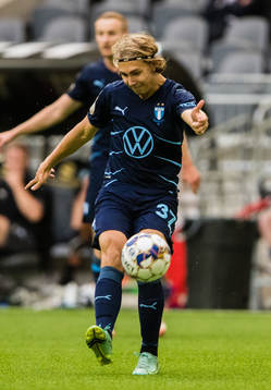 Malmö FFs Sebastian Nanasi med ett skott