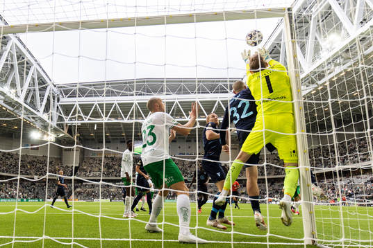 Hammarbys Jon Gudni Fjoluson och målvakt David Ousted