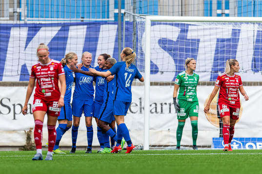 Eskilstunas Paulina Nyström (till vänster) jublar med