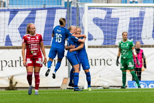 Eskilstunas Paulina Nyström (m) gör 2-0 och jublar med