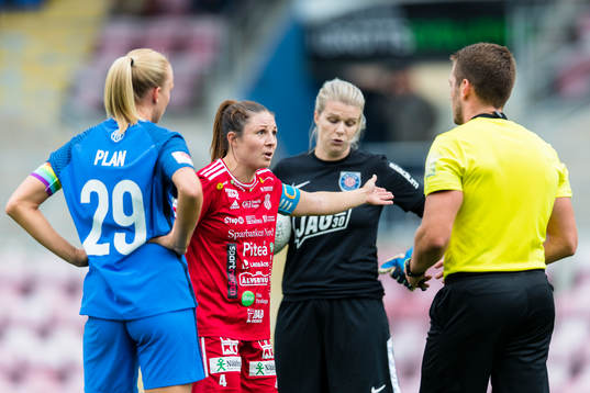 Piteås Josefin Johansson diskuterar med domare Jovan