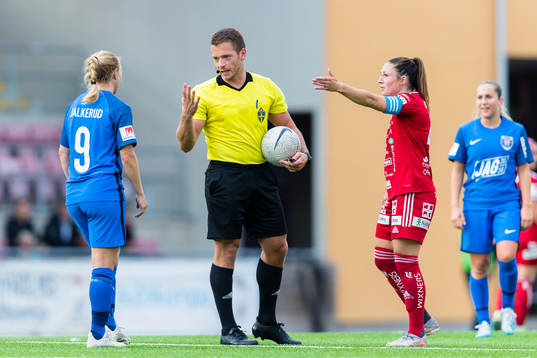 Eskilstunas Mia Jalkerud diskuterar med domare Jovan