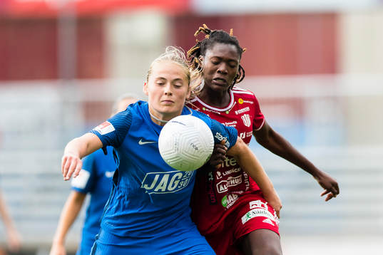 Eskilstunas Paulina Nyström i kamp om bollen med Piteås