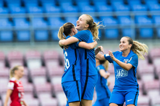 Eskilstunas Felicia Rogic (v) gör 3-0 och omfamnas av Noor