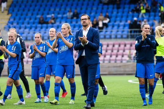 Eskilstunas tränare Magnus Karlsson med spelare tackar