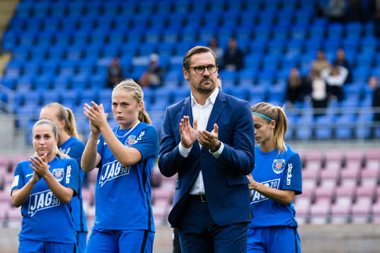 Eskilstunas tränare Magnus Karlsson med spelare tackar