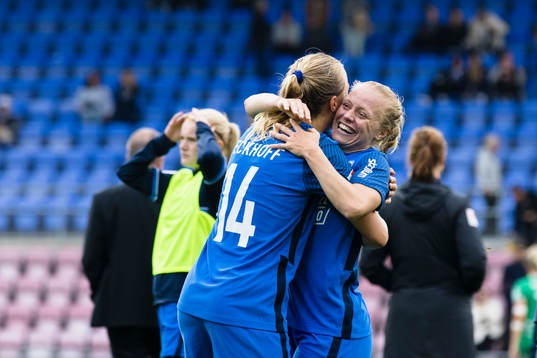 Eskilstunas Mia Jalkerud omfamnas av Noor Eckhoff (v)