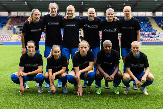 Eskilstunas spelare ställer upp på ett lagporträtt