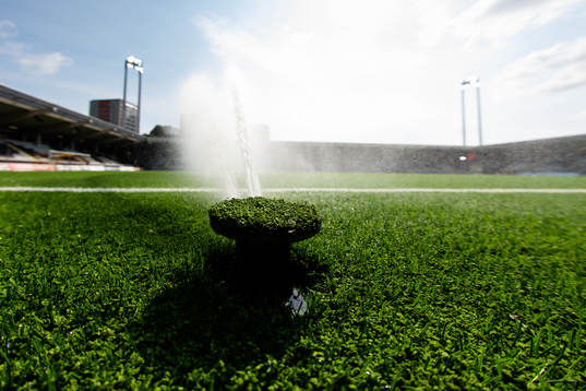 En sprinkler på Bravida Arena innan fotbollsmatchen i