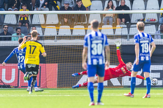 IFK Göteborgs Tobias Sana gör 0-1 på straff bakom