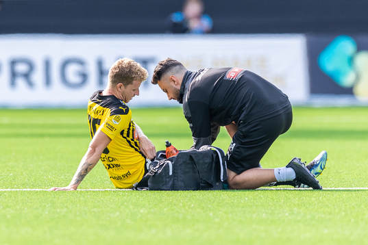 Häckens Samuel Gustafson får vård på grund av skada