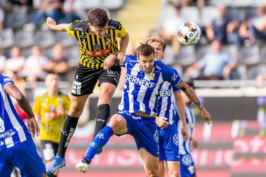 Häckens Alexander Jeremejeff i kamp om bollen med IFK