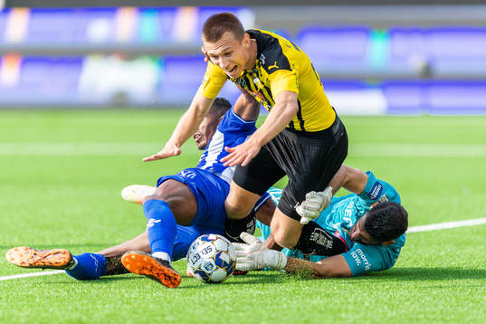Häckens Kristoffer Lund Hansen faller