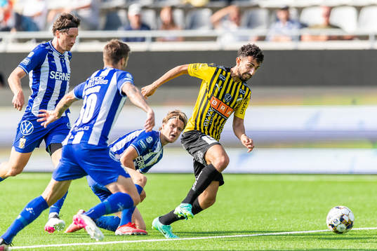Häckens Daleho Irandust i kamp om bollen med IFK