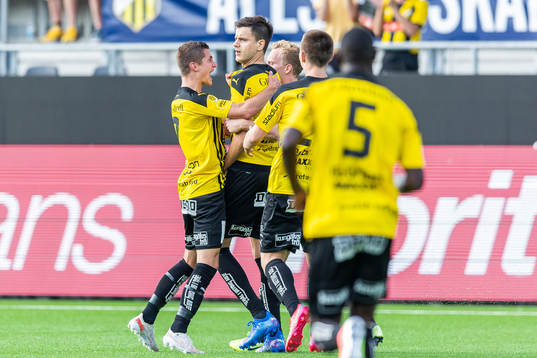 Häckens Alexander Jeremejeff jublar med lagkamrater